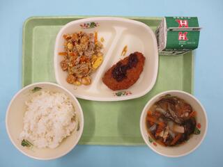ご飯・ 牛乳・ アジフライ・ マーミナーチャンプルー・ もずくのみそ汁