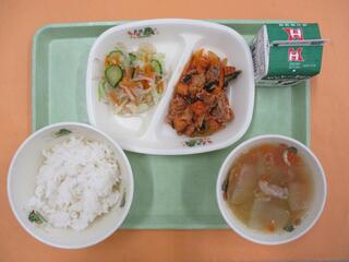 ご飯・ 牛乳・ 豚肉と厚揚げのチリソース炒め・ 中華サラダ・ 冬瓜スープ