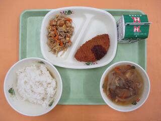 ご飯 ・牛乳 ・アジフライ・ マーミナーチャンプルー・ もずくのみそ汁