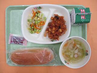 コッペパン・メープルジャム・ 牛乳 ・ポークビーンズ・ コーンと枝豆のサラダ ・野菜スープ
