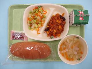 コッペパン・メープルジャム・ 牛乳・ ポークビーンズ・ コーンと枝豆のサラダ・ 野菜スープ