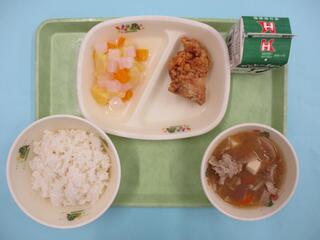 ご飯・ 牛乳・ 鶏肉のから揚げ・ 具だくさん豚汁・ ナタデココフルーツ