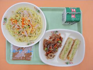 冷やし中華（冷やしソフト中華麺 ・冷やし中華の具 ・パックスープごま）・ 牛乳・ れんこんのおかか炒め