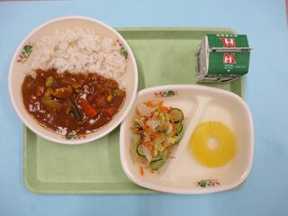 夏野菜米粉チキンカレーライス （麦ご飯・夏野菜米粉チキンカレー）・ 牛乳 ・パリパリサラダ・ パインアップル