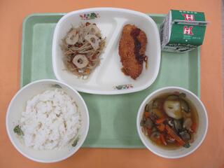 ご飯・ 牛乳・ マヒマヒフライ・ かみかみきんぴら・ 夏野菜すいとん汁