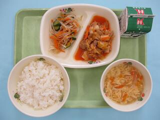 ご飯・ 牛乳・ トッポギ ・もやしのナムル・ 卵スープ