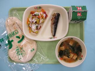 ご飯 ・牛乳・ いわしの土佐煮・ さつまいもサラダ・ 厚揚げと小松菜のみそ汁