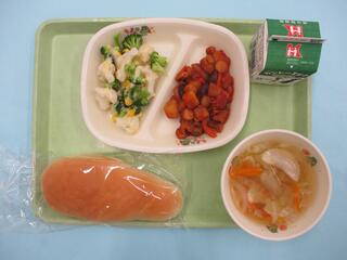 はちみつパン ・牛乳 ・フェイジョアーダ・ 花野菜サラダ ・ラビオリスープ