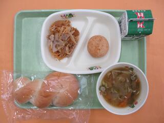 ご飯・ 牛乳・ キムタク炒め・ アオサのみそ汁・ さつまいもパイ