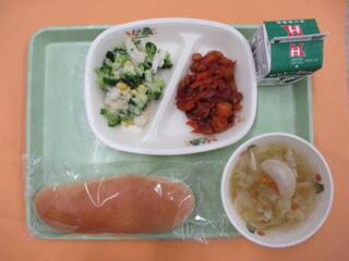 はちみつパン・ 牛乳・ フェイジョアーダ・ 花野菜サラダ ・ラビオリスープ
