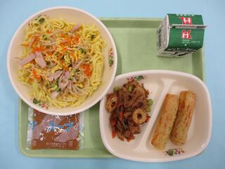 冷やし中華（冷やしソフト中華麺 ・冷やし中華の具 ・パックスープごま）・ 牛乳・ ちくわの磯辺揚げ・れんこんのおかか炒め
