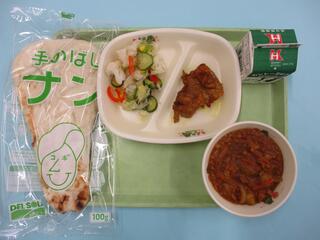 キーマカレー（ナン）・ 牛乳・ タンドリーチキン ・カラフルサラダ
