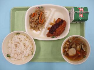 麦ご飯 ・牛乳・ マヒマヒフライ・ かみかみきんぴら・ 夏野菜すいとん汁