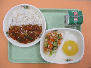 夏野菜米粉チキンカレーライス （麦ご飯・夏野菜米粉チキンカレー）・ 牛乳 ・パリパリサラダ ・パインアップル