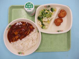 トマトハヤシライス（麦ご飯・トマトハヤシルー）・ 発酵乳（マスカット）・ チキンナゲット ・花野菜サラダ