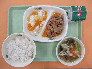 麦ご飯・ 牛乳・ 豚肉のキムチ炒め・ ワンタンスープ ・豆乳杏仁フルーツ