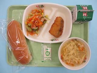 はちみつパン・ 牛乳・ サーモンフライ・ キャロットサラダ・ コンソメたまごスープ