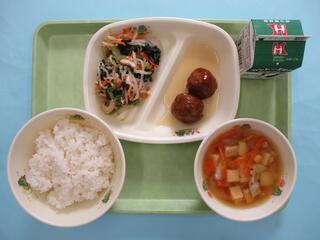 ご飯・ 牛乳・ 肉団子・ 和風サラダ・ どさんこ汁