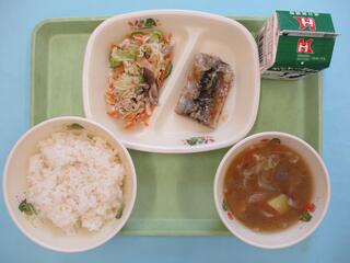 ご飯・ 牛乳・ さんまのかば焼き・ 豚肉ときのこのサラダ・ さつまいものみそ汁