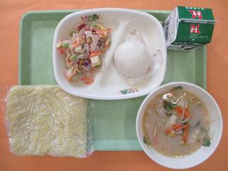 とんこつラーメン（ソフト中華めん・ とんこつラーメンスープ）・ 牛乳・ 肉まん ・さつまいもサラダ