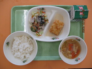 ご飯・牛乳・いかのかりん揚げ・しゃぶしゃぶサラダ・キャベツと厚揚げの味噌汁 小学生