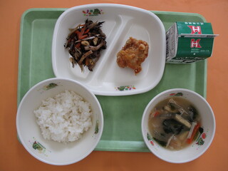 ご飯・牛乳・鶏肉のから揚げ・ひじきの炒め煮・大根の味噌汁
