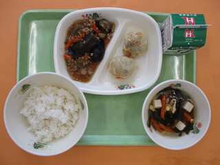 ご飯・牛乳・にらまんじゅう・マーボーなす・わかめスープ
