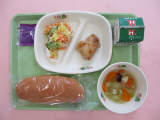 コッペパン・ブルーベリージャム・牛乳・鶏肉のマーマレード焼き・さつまいもサラダ・野菜と豆のスープ