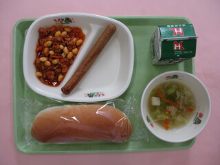 コッペパン・牛乳・フランクフルト・チリビーンズ・野菜スープ