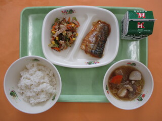 ご飯・牛乳・さばの味噌煮・りっちゃんサラダ・けんちん汁