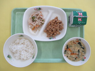 ご飯・牛乳・れんこん入り肉そぼろ・切干大根とツナのサラダ・かき玉汁 小学生