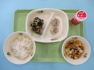 ご飯・発酵乳（いちご）・しゅうまい・のり酢和え・豆腐の中華煮
