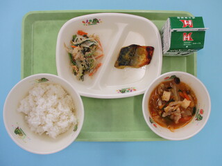 ご飯・牛乳・さばの塩こうじカレー焼き・ごま酢和え・キムチスープ