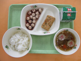 ご飯・牛乳・松風焼き・のっぺい汁・白玉ぜんざい