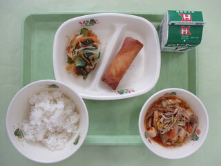 ご飯・牛乳・春巻き・くらげサラダ・キムチ鍋風