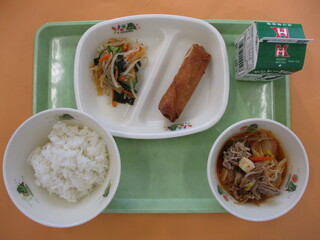 ご飯・牛乳・春巻き・くらげサラダ・キムチ鍋風