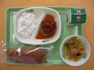 黒パン・牛乳・ハンバーグトマトソース・野菜と豆のスープ・フルーツのクリーム和え