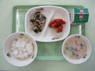 ご飯・牛乳・ヤンニョムチキン・もやしのナムル・豆乳ごまスープ