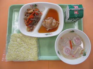 ちゃんぽん（ソフト中華麺・ちゃんぽんスープ）・牛乳・チキンレモンステーキ・浦上(うらかみ)そぼろ