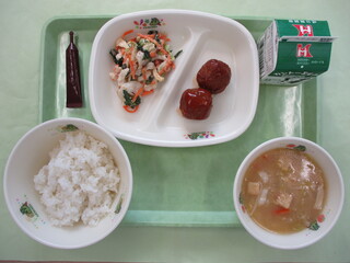 ご飯・牛乳（ミルメーク）・肉団子・ごま香るちくわサラダ・白菜と厚揚げの味噌汁