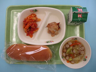 りんごパン・牛乳・チキンソテー・ミートソースペンネ・野菜スープ