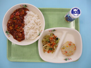 ハヤシライス（麦ご飯）・発酵乳・コーン入りさつま揚げ・野菜のおかか和え