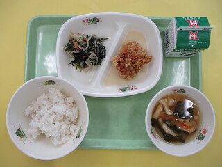 麦ご飯・牛乳・鶏肉のかりん揚げ・のリ酢あえ・豆腐とわかめの味噌汁