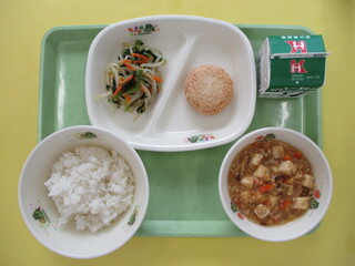 ご飯・牛乳・マーボー豆腐・小松菜の中華和え・さつまいもパイ