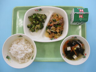 麦ご飯・牛乳・豚肉と厚揚げの味噌炒め・ブロッコリーのおかか和え・わかめスープ