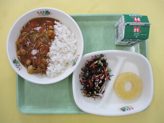 ポークカレーライス（麦ご飯）・牛乳・チキンサラダ・パインアップル