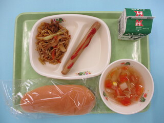 コッペパン・牛乳・フランクフルト・野菜たっぷり焼きそば・龍ケ崎トマトのスープ
