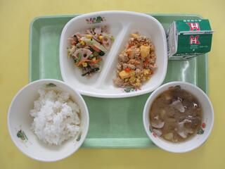 ご飯・牛乳・肉たまごそぼろ・れんこんサラダ・さつまいもの味噌汁