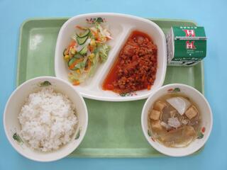 タコライス(ご飯・タコライスの具)・牛乳・コールスローサラダ・イナムドゥチ