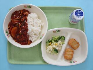 ハヤシライス(麦ご飯)・発酵乳・豆腐ナゲット・花野菜サラダ